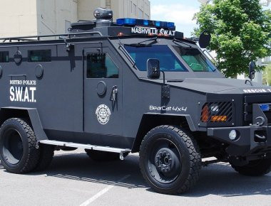 Ενισχύει την ισχύ πυρός των αστυνομικών τμημάτων στις ΗΠΑ ο Ντ.Τραμπ